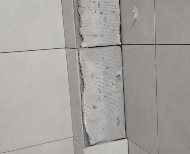 饶平瓷砖空鼓维修公司分享下瓷砖施工前基层浇水润湿程度不足，可能导致以下问题